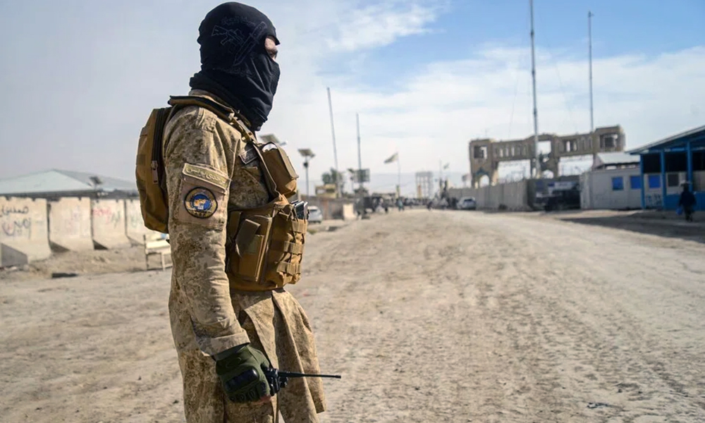 Afghan-Pakistan crossing closure leaves students and families stranded