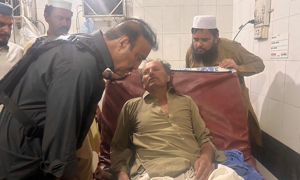Four Pakistani police officers killed in car bombing
