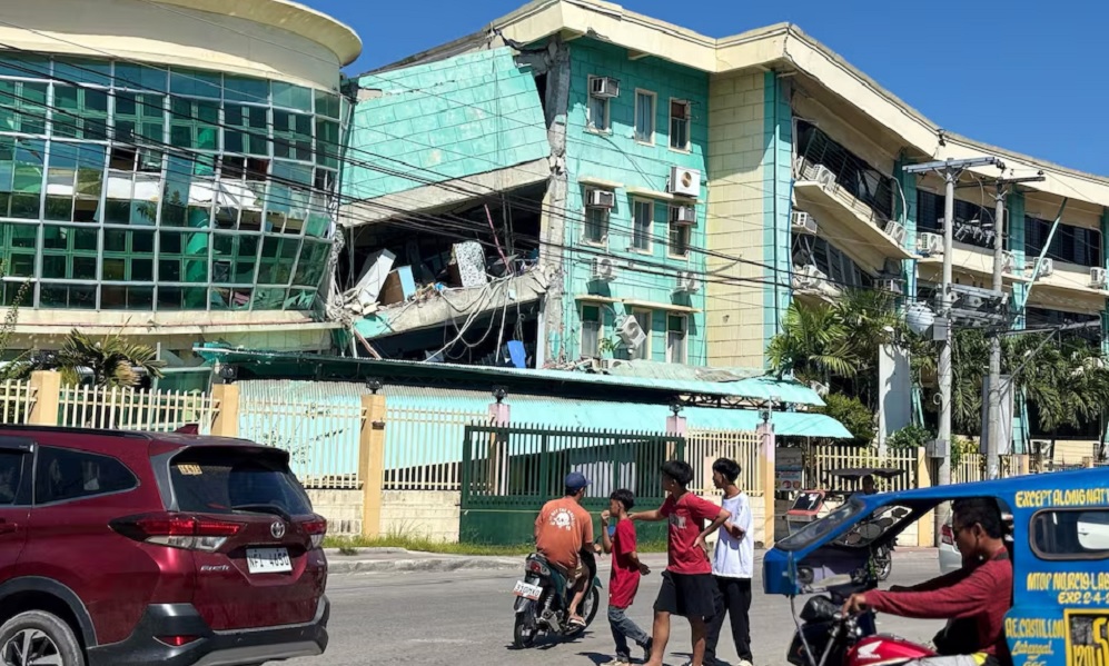 Earthquake of magnitude 7.8 strikes off southern Philippines